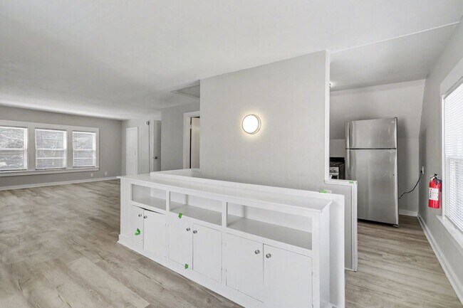 Foto del edificio - Fully Renovated 1 Bedroom in Historic Sloan Neighborhood $1099