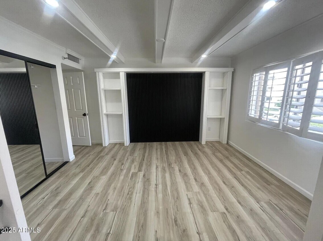 Foto principal - 7870 E Camelback Rd