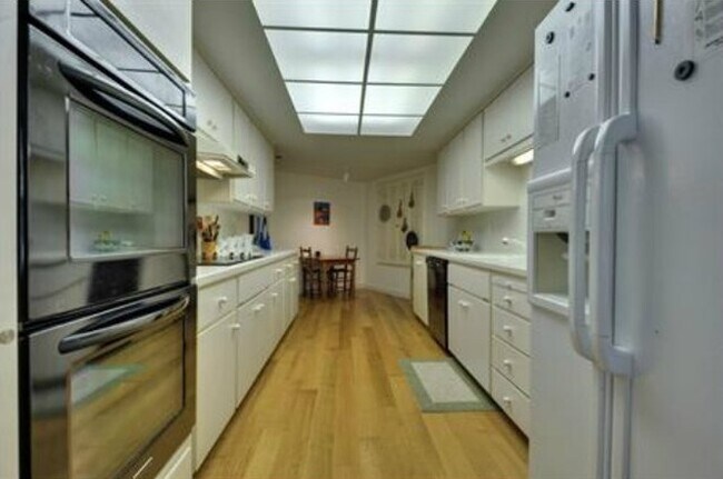 Foto del edificio - 300 Sand Hill Cir
