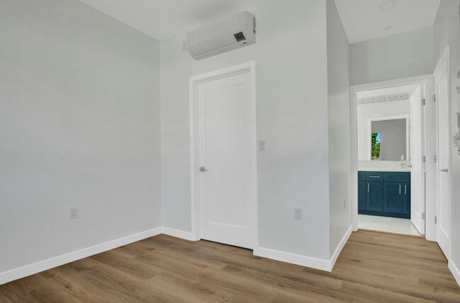 Building Photo - 13804 Moorpark St