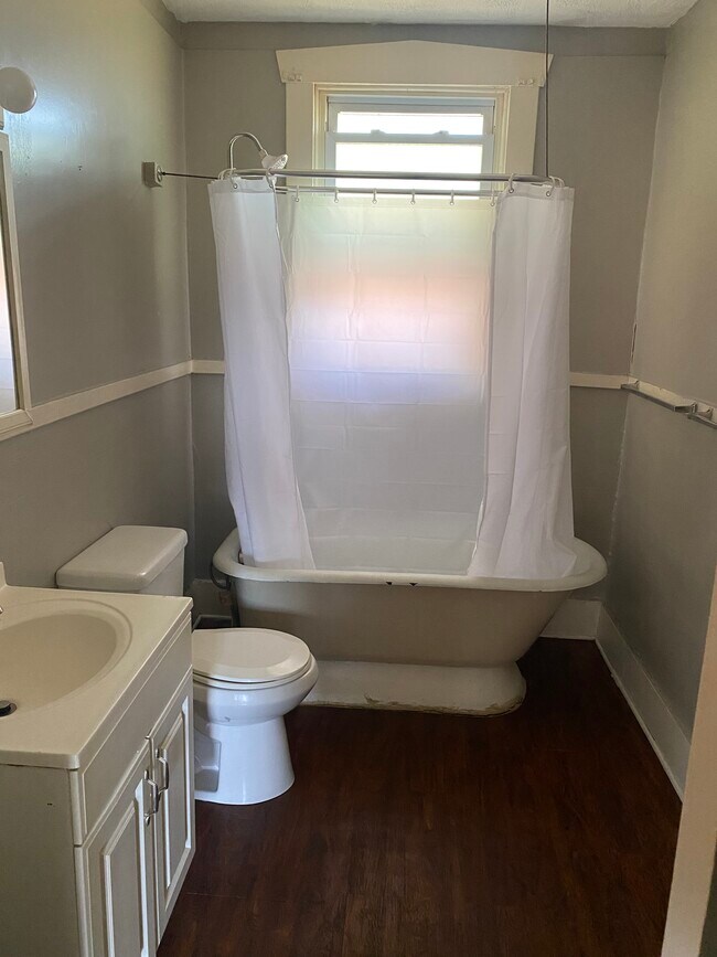 Bathrooms - 967 N Water Ave