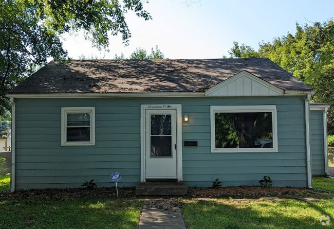 Building Photo - 1702 Nelson Ave