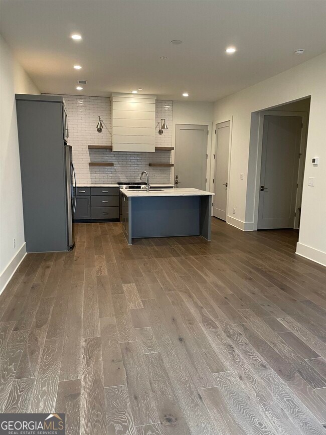 Building Photo - 460 Heatherden Ave