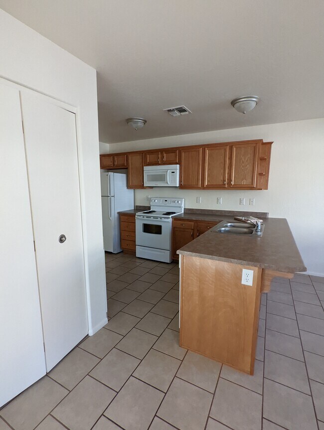 Building Photo - 90 E Cliff House Dr