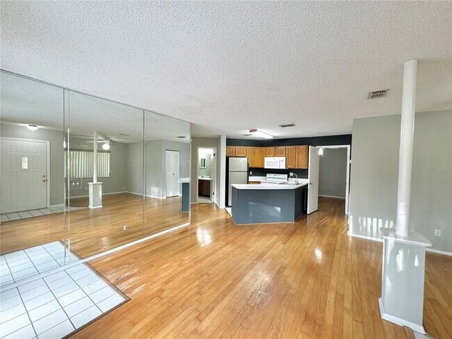 Foto del edificio - 8302 Waterview Way