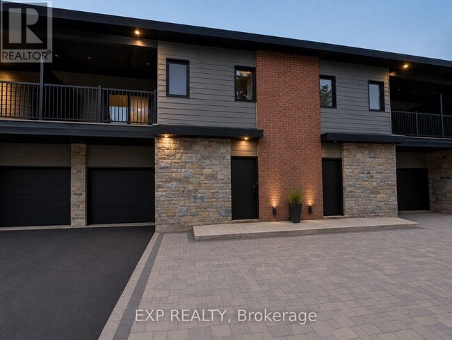 Building Photo - 1089 Notre-Dame St