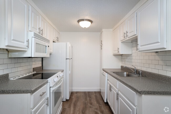 2 habitaciones, 1,5 baños - 1000 pies cuadrados - Cocina - Folly Hill Meadows