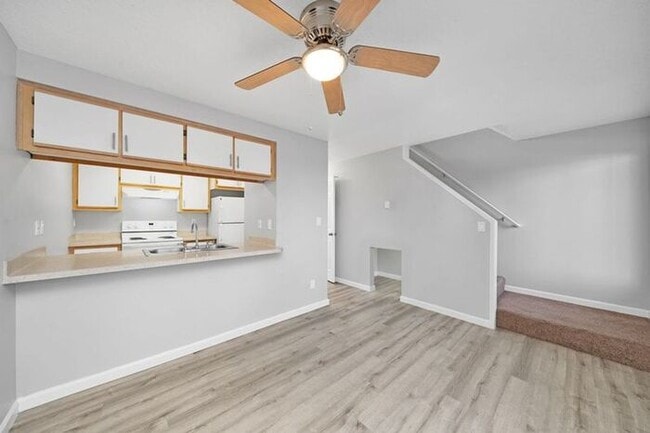 2 Bedroom townhome with Washer and Dryer INSIDE! Available soon!! - 2 Bedroom townhome with Washer and Dryer INSIDE! Available soon!!