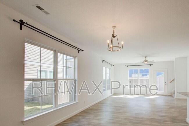 Foto del edificio - 2413 Trafton Pl