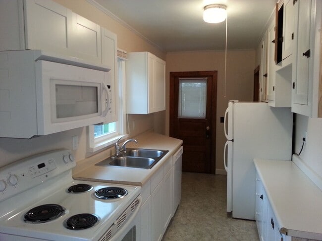 Building Photo - 2 bedroom, 1 bath single-family home near Towncrest