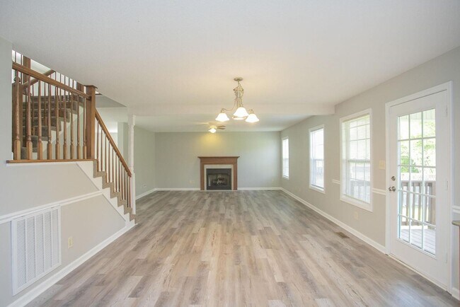 Building Photo - Beautiful Home in Clarksville!