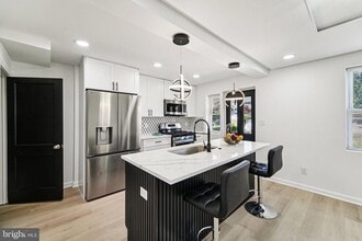 Building Photo - 900 Reverdy Rd