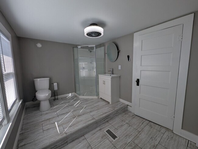 Foto del edificio - 4 Bedroom House in Boonville