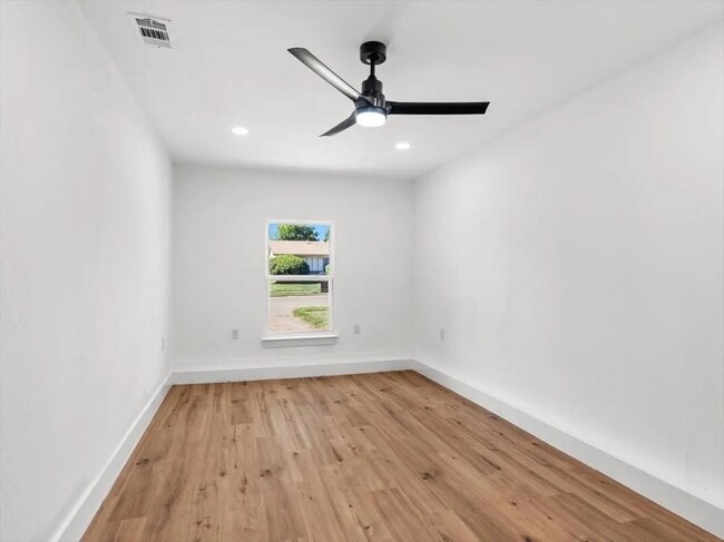 Foto del edificio - 6510 Leaning Oaks St