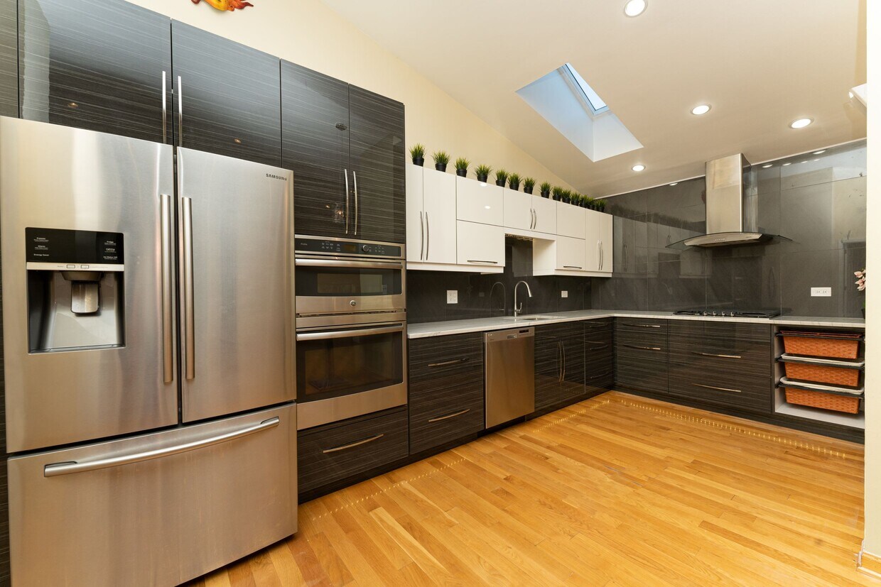 Kitchen - 1320 Longacre Ln