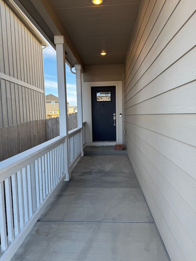 Building Photo - Like new 3 bed, 2.5 bath, 2 car in Lorson Ranch!