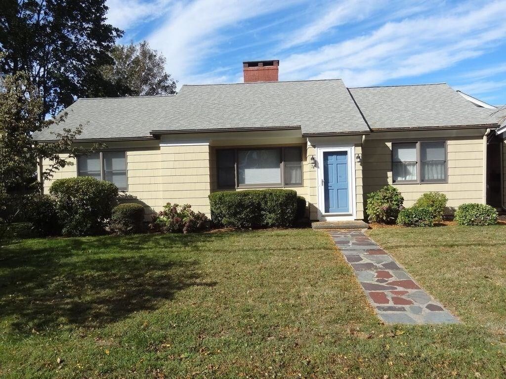74 Cliff Dr, Bristol, RI 02809 Room for Rent in Bristol, RI