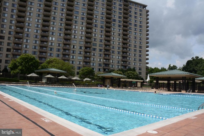 Foto del edificio - 5225 Pooks Hill Rd