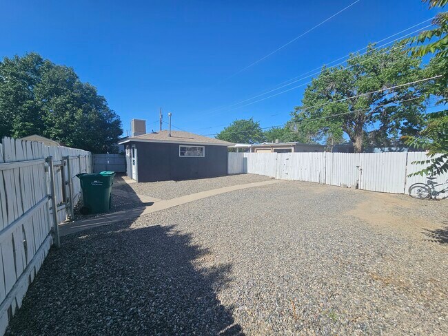 Building Photo - 1107 N Buena Vis Ave