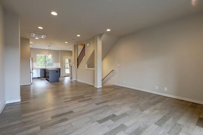 Building Photo - Immaculate and Spacious 2 Bedroom/1.75 Issaquah Townhome!