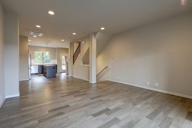 Foto del edificio - Immaculate and Spacious 2 Bedroom/1.75 Issaquah Townhome!
