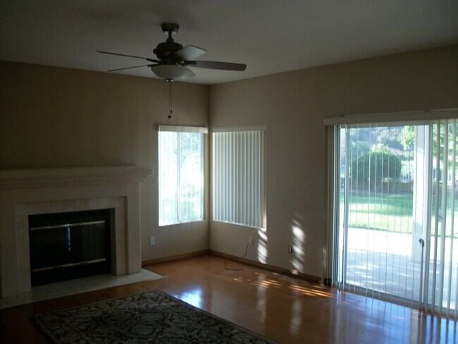 Building Photo - Large 4 Bed 2 Bath in Bonita
