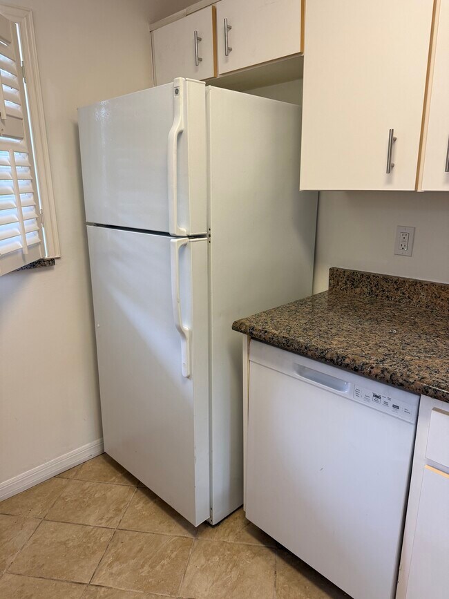 Refrigerador - 640 N Nova Rd