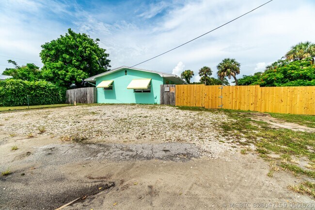 Building Photo - 2546 NE Hickory Ave