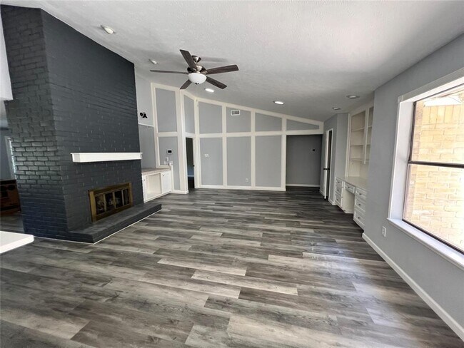 Foto del edificio - 3022 Falling Brook Dr
