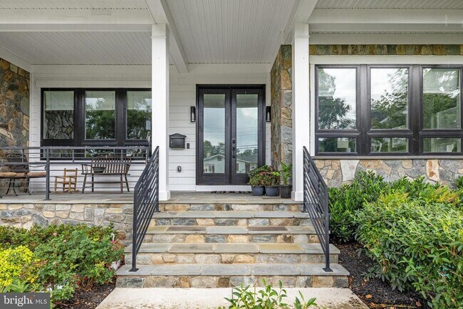 Building Photo - 408 Yeonas Dr SW