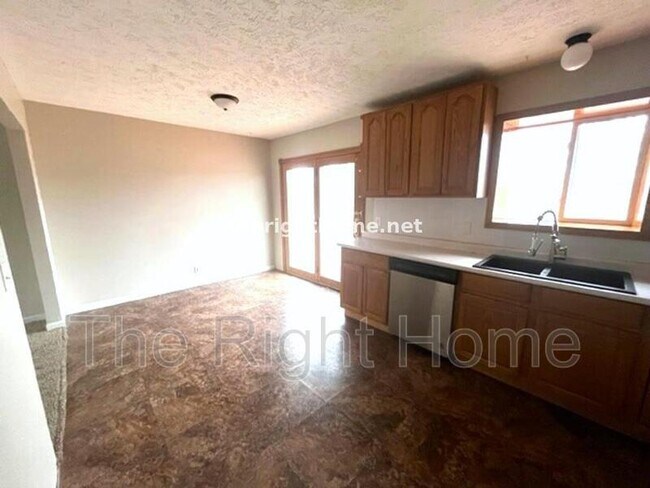Building Photo - 23607 Walnut Cir
