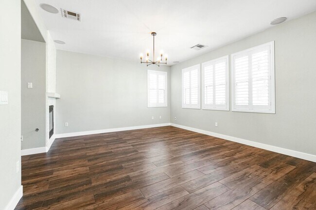 Building Photo - Stunning 4 bedroom, 3 bath home located in...