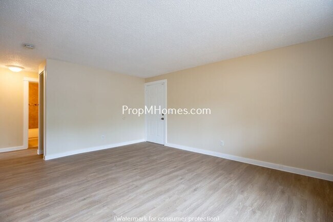 Building Photo - 3350 SW 126th Ave