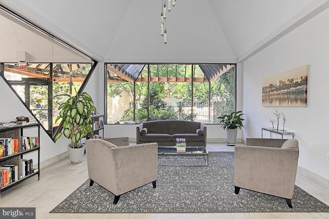 Foto del edificio - 1301 N Courthouse Rd