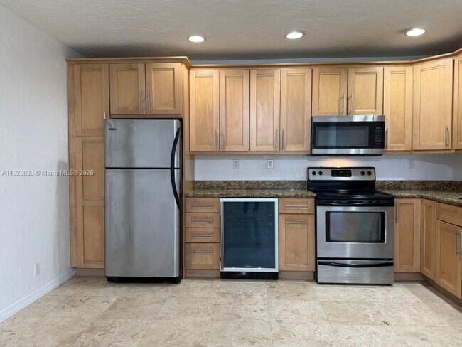 Foto del edificio - 530 NE 15th Ct
