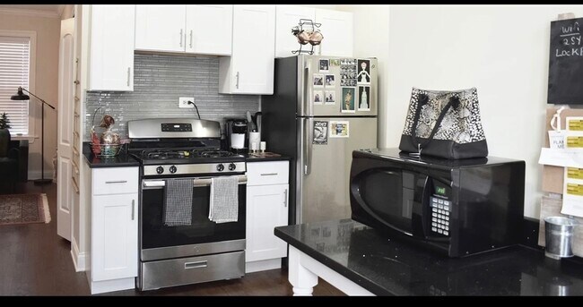 Foto del edificio - 3819 N Greenview Ave