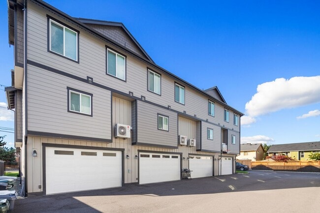 Interior Photo - Rainier View Court