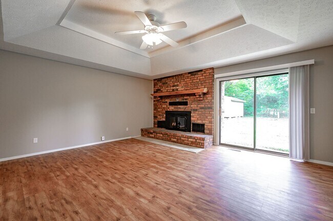 Building Photo - LEASING