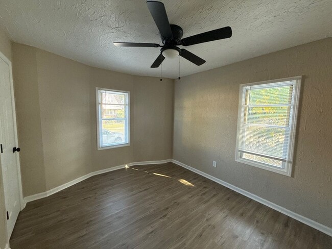 Building Photo - This beautifully updated 3-bedroom, 1-bath...