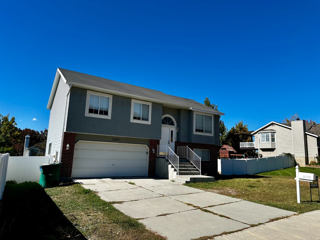 Foto principal - Charming 3-Bedroom Home for Rent in a Tran...