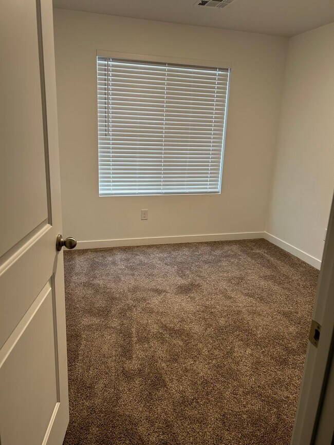 Building Photo - Charming Townhome