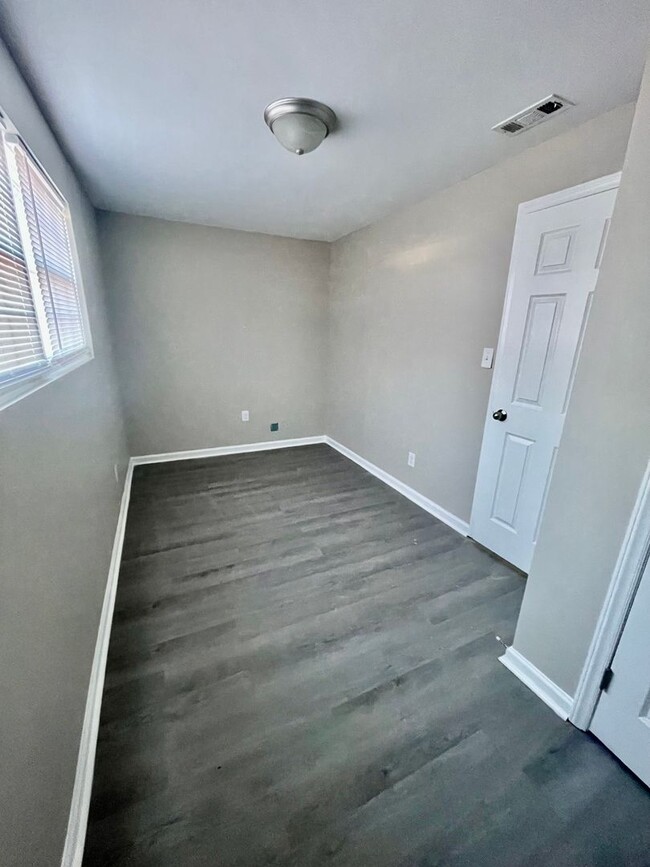 Building Photo - Newly renovated 3 bedroom 1 bath home , Lo...