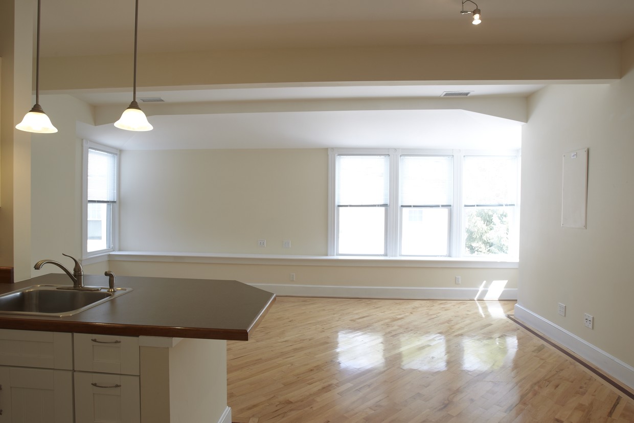 Spacious Living Room - 2 Essex Sq