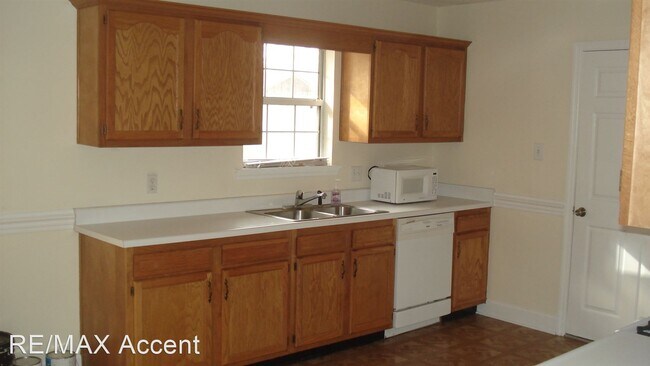 Foto del edificio - 3 br, 2 bath House - 411 Phillips Ave.