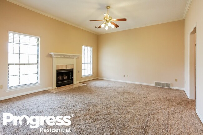 Foto del edificio - 6690 Autumn Wood Cove