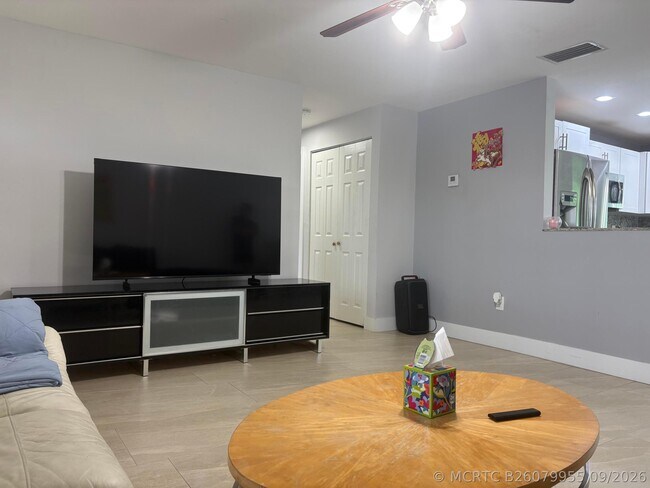 Foto del edificio - 6810 NW 26th St