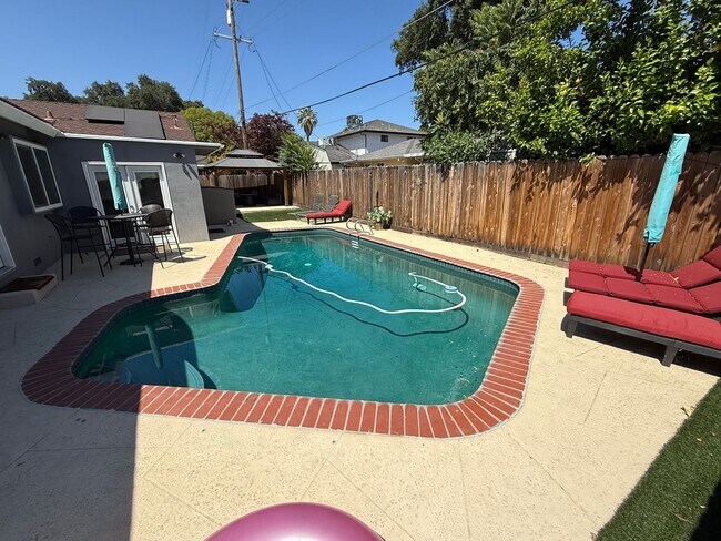 Foto del edificio - Charming 3-Bedroom Home with Pool in West ...