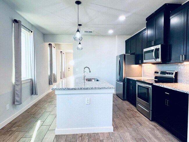 Foto del edificio - $500 OFF ON FIRST MONTH'S RENT! APPLICATION FEE WAIVED!  Modern 3BD/2BA Home in Blue Ridge Ranch ...