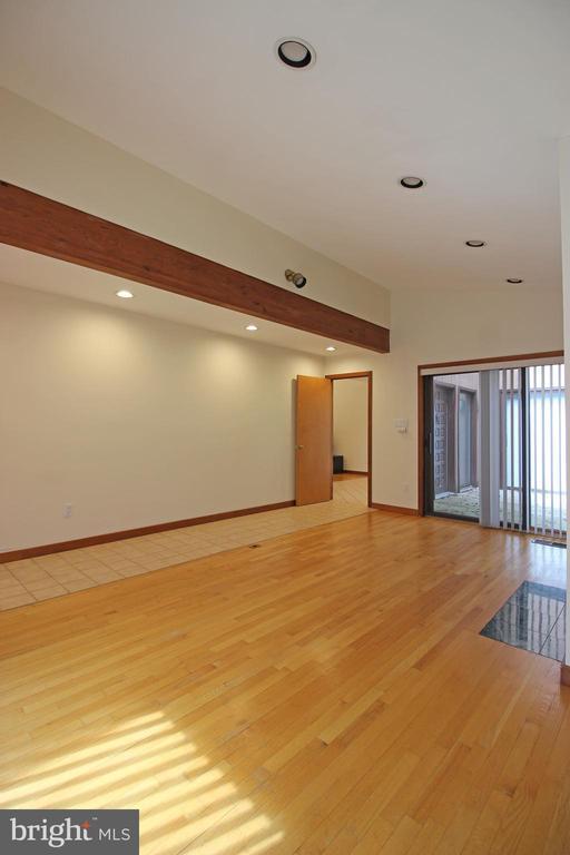 Building Photo - 6872 Melrose Dr