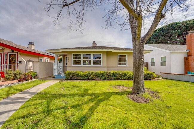 Foto del edificio - Cute-as-a-Button Coronado "Palmer" Home in a Fabulous School-Side Location – Coronado Village